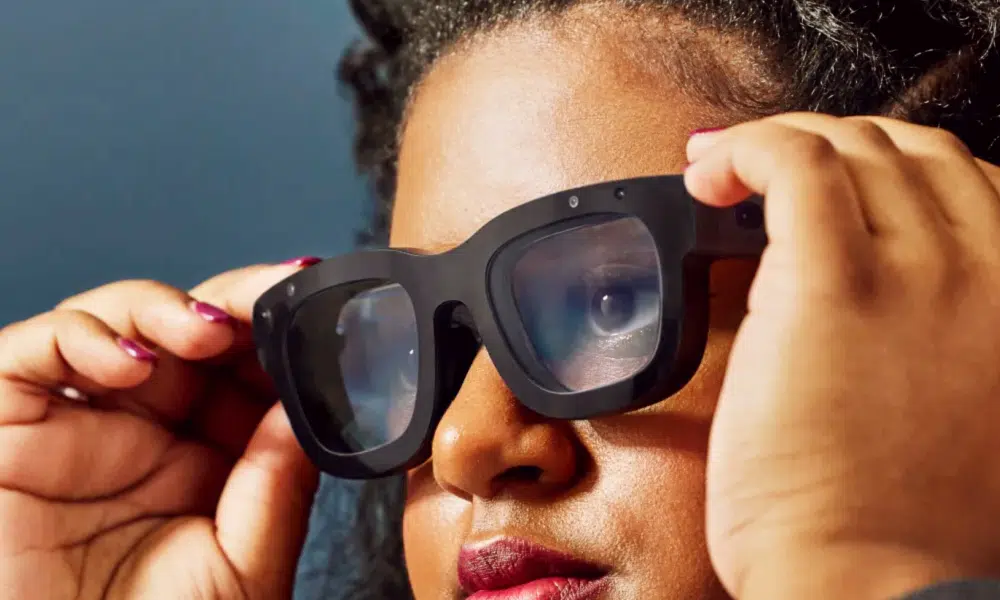 Apple’s visionOS-powered smart glasses are set to challenge Meta and Ray-Ban, blending sleek design, AR innovation, and seamless ecosystem integration. The future of wearables is here! 🚀👓 #Apple #SmartGlasses #AR